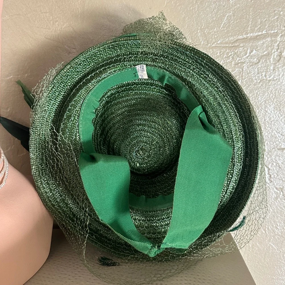 BREATHTAKING 1930s' GREEN STRAW TILT HAT - TWO-TONE FEATHER "WING" + VEIL - Picture 10 of 11